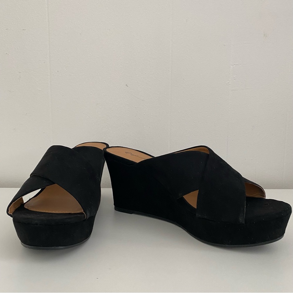 Qupid Elegant Black Suede Wedges